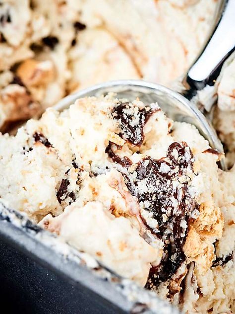 This No Churn Roasted S'Mores Ice Cream Recipe is insanely quick and easy to make and is loaded with hot fudge, roasted marshmallows, and crunchy graham crackers! Only 7 ingredients needed and NO ice cream machine required! showmetheyummy.com Smores Ice Cream Recipe, Smores Ice Cream, Coconut Milk Ice Cream, Cheesecake Oreo, Scoop Of Ice Cream, Cake Mug, Cheesecake Ice Cream, Milk Ice Cream, Chocolate Chip Ice Cream