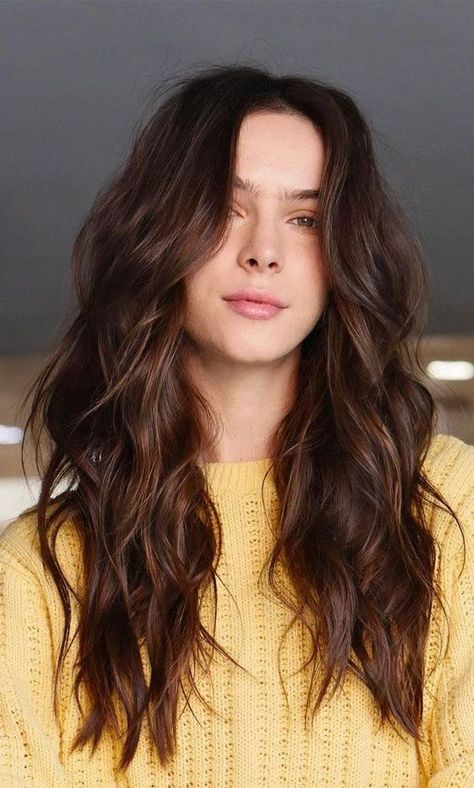 Cortes de cabello largo en capas para mujeres Naturally Wavy Hair Cuts, Long Wavy Haircuts, Wavy Layered Hair, Thick Wavy Hair, Wavy Haircuts, Natural Wavy Hair, Haircuts For Wavy Hair, Curly Hair With Bangs, Long Hair With Bangs