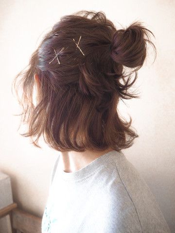 Short Messy Half Up Half Down, Short Hair Half Ponytail Hairstyles, Cute Messy Short Hairstyles, Short Brown Hair In Ponytail, Small Bun Short Hair, Wiglets For Short Hair, Cute Short Hair Accessories, Cute Hairstyles For Neck Length Hair, Short Half Ponytail