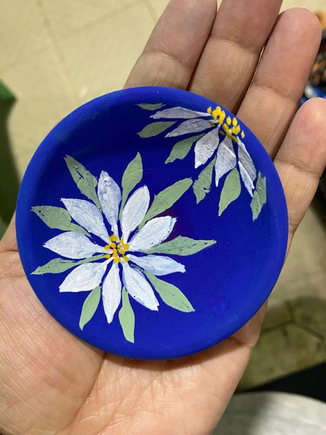 Diya Paining Ideas, Small Diya Painting, Diya Decoration Ideas Painting, Small Diya Decoration, Diya Paintings For Diwali Aesthetic, Big Diya Painting, Aesthetic Diya Paintings, Dia Painting Diwali, Hand Painted Diyas