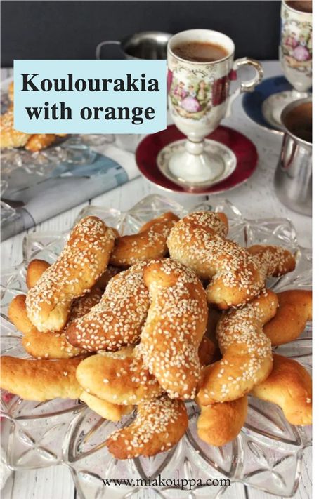 Vegan koulourakia with orange Koulourakia Recipe, Greek Cookies, Greek Sweets, Greek Easter, Greek Desserts, Greek Cooking, Morning Snack, Vegan Cookies, Sweets Recipes