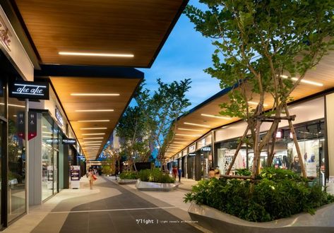 Siam Premium Outlets Bangkok – With Light Retail Mall Design, Outlet Mall Design, Plaza Facade Design, Siam Premium Outlet, Mall Facade Architecture, Retail Exterior, Mall Plaza, Mall Facade, Plaza Design