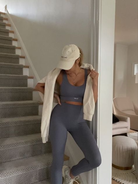 Cream Gym Leggings Outfit, Sporty Neutral Outfits, Monochrome Gym Outfit, Yoga Outfits Aesthetic, Neutral Gym Outfits, Althetic Wear Aesthetic, Old Money Workout Outfits, Elegant Gym Outfit, Athleisure Photoshoot