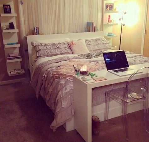 19 Bedroom Organization Ideas - One Crazy House White Wooden Desk, Small Bedroom Designs, Small Apartment Decorating, Apartment Life, Decoration Inspiration, Organization Bedroom, Dream Bedroom, Design Case, Bedroom Storage