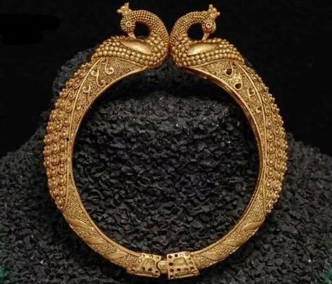 20 Bridal Gold Kangan Designs perfect for Your Wedding | DESIblitz Gold Kangan Design Latest, Gold Kangan Design, Kangan Design, Gold Kangan, Gold Bangles Indian, Gold Jewelry Outfits, Gold Bangle Set, Gold Jewelry Simple Necklace, Gold Necklace Indian Bridal Jewelry