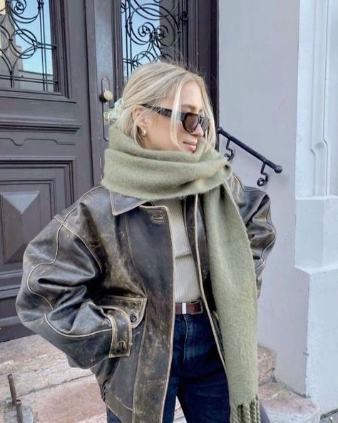 Oversized Biker Jacket, Bandana Cap, Nyc Winter Outfits, Cozy Mood, New York Outfits, Scarf Outfit, Autumn Fits, Cold Outfits, School Looks