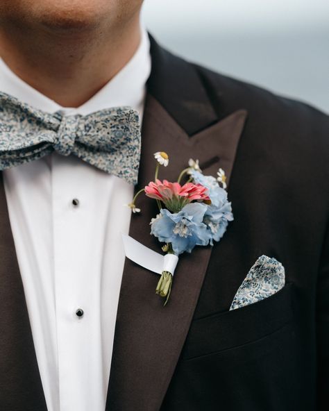 Take us back to this quintessential coastal wedding! We are so excited to be sharing moments from M & E’s big day.. Stay tuned for more. 🤍 Photo: @katiekielyphotography Venue: @cliffhousemaine Rental: @onestopeventrentals @bbjlatavola @heartwoodessentials Floral: @abbygardenfloral Hair: @upstyle.co . Coastal Wedding Style, Maine Wedding Planner, Coastal Maine Wedding Venue, Southern Maine Wedding Venue, Coastal Wedding Photos, August Bride Style, August Groom Style, August Bouquet, Coastal Groom Style August Bouquet, Cliff House Maine, Coastal Wedding Theme, Maine Wedding Ideas, Maine Wedding Venues, Coastal New England, Southern Maine, Coastal Maine, Cliff House