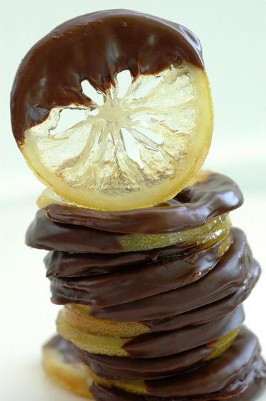 Gingered chocolate and candied lemon Lemon And Chocolate, Ginger Chocolate, Lemon Chocolate, Candied Lemons, Candied Fruit, Homemade Candies, Lemon Recipes, Chocolate Dipped, Orange Slices