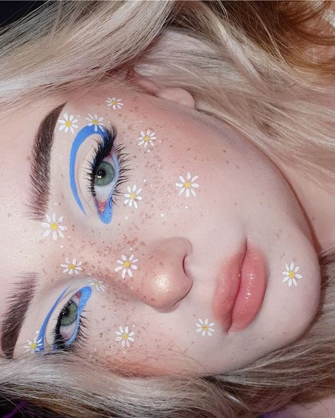 𝘮 𝘦 𝘭 𝘪 𝘴 𝘴 𝘢 💫 on Instagram: “little flowers 🌼 inspired by @oatmilkmakeup (yes from 2020 lmao) & inner corner liner @jmdelore unbezahlte werbung this was my first time…” Inner Corner Liner, Sky Juice, Face Painting Flowers, Freckles Makeup, Blue Eyeshadow Looks, Liquid Shadow, Flower Makeup, Indie Makeup, Rave Makeup