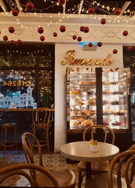 Christmas Coffee Shop Aesthetic, Christmas Bakery Aesthetic, Christmas Bakery Decorations, Bakery Astethic, Winter Cafe Aesthetic, Christmas Cafe Decor, Christmas Cafe Aesthetic, Coffee Shop Christmas Decorations Ideas, Cafe Christmas Decorations