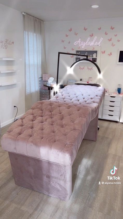 Waxing Bed For Salon, Curved Lash Bed, Lash Bed Setup Ideas, Eyelashes Bed, Lash Room Decor Ideas Interior Design, Lash Bed Setup, Lash Shed, Lash Room Aesthetic, Lash Bed Ideas