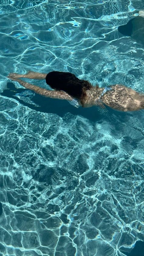 Underwater Pool Pictures, Pool Girls Aesthetic, Underwater Photography Pool, Swimming Pool Pictures, Photographie Indie, Sea Swimming, Pool Poses, Pool Photography, Ocean Girl