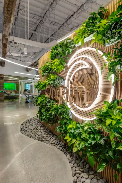 Flower Art Installation Outdoor, Green Wall Office Design, Green Office Interior, Green Wall Office, Office Indoor Plants, Restaurant Plants, Jungle Office, Biophilic Office, Steelcase Office