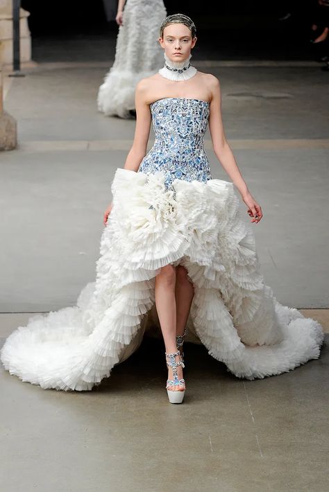 Alexander McQueen Fall 2011 Ready-to-Wear Collection - Vogue Kampot, Alexander Mcqueen Wedding Dresses, Interesting Fashion, Light Fashion, Extreme Fashion, Alexander Mcqueen Fashion, Mcqueen Fashion, Alexander Mcqueen Dresses, Royal Wedding Dress