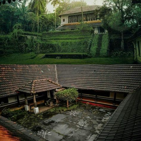 Pahadi House Design, Nallukettu House Kerala, Kerala Traditional House, Indian Houses, Kerala Architecture, Mud House, Resort Architecture, Indian Home Design, Courtyard House Plans