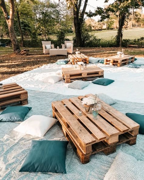 Creating this event was so exciting. Pallet tables, pillows, fresh flowers and many, many lights 🌼✨ Pallet Garden Party, Pallet Table Picnic, Pallet Dinner Table, Picnic Pallet Table, Wood Pallet Picnic, Picnic Pallet, Picnic Wedding Reception, Pallet Table Outdoor, Western Theme Party Decorating Ideas