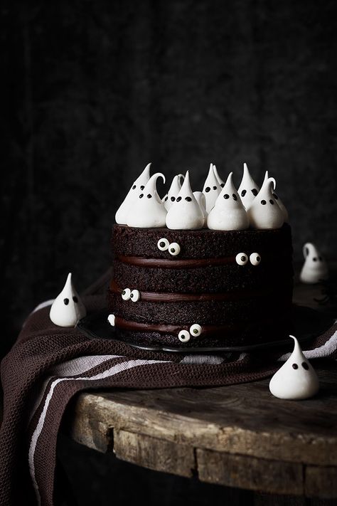 ¡Qué fácil es de hacer esta tarta! Y para los amantes del chocolate será el no va más. Es espectacularmente DELICIOSA. Además es de esas tartas que no resulta nada empalagosa y se monta enseguida, por Tårta Design, Menu Halloween, Halloween Torte, Pasteles Halloween, Postres Halloween, Dessert Halloween, Ghost Cake, Halloween Sweets, Halloween Baking