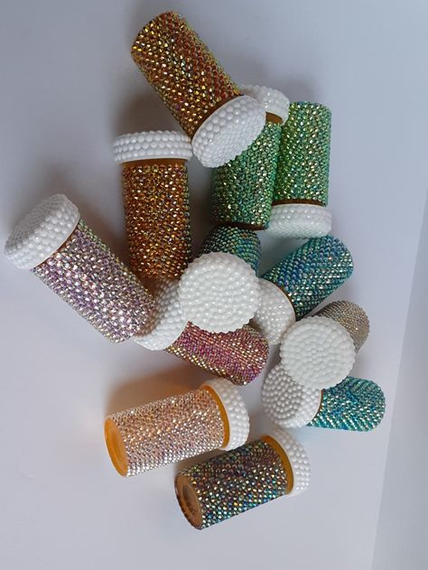 Pill Bottle Decorations, Decorated Pill Bottles, Things To Rhinestone Bling, Bedazzled Pill Bottle, Things To Bedazzle And Sell, Rhinestone Organization, Bedazzled Stuff Diy, What To Bedazzle, Rinstoneing Things