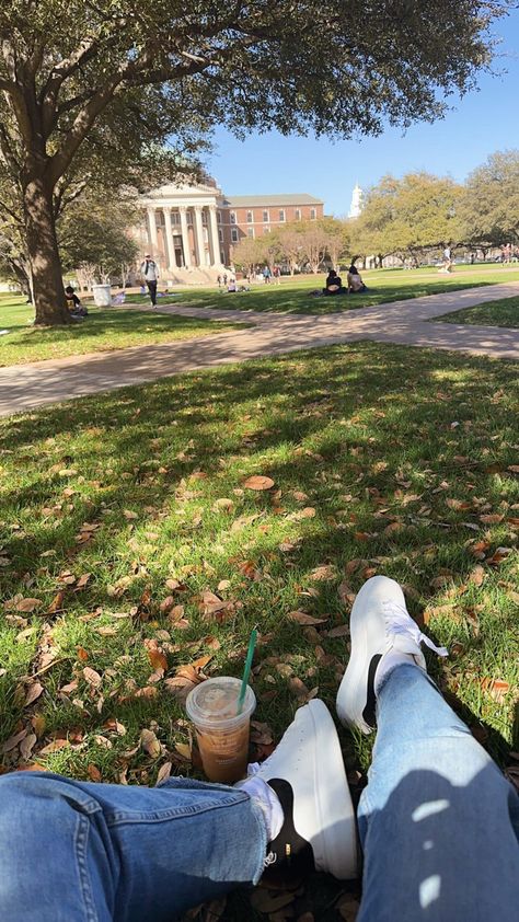 Sitting On The Grass Aesthetic, Sitting In Grass Aesthetic, Southern Methodist University Aesthetic, Starting College Aesthetic, First Day Of College Aesthetic, University Of Guelph Aesthetic, College Asthetic Picture, Campus Life Aesthetic, University Aesthetic Campus