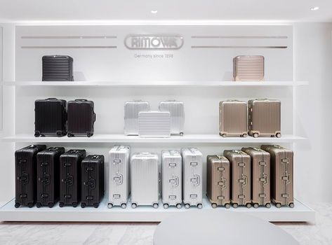 5 of the World’s Most Stylish Luggage Brands Rimowa Topas, Hotel Uniforms, Rimowa Luggage, Rooftop Restaurant Design, Tumi Luggage, Cute Suitcases, Suitcase Storage, Luxury Luggage, Cute Luggage