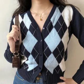 Sinora - Cárdigan corto de rombos con cuello en V Brandy Melville Outfits, Style Anglais, Argyle Cardigan, Crop Pullover, Fe Clothing, Pullover Mode, Plaid Cardigan, Women Sweaters Winter, Long Sleeve Outerwear