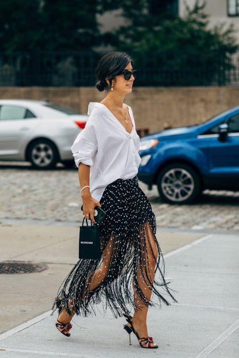 Fringed Skirt Street Style, Ny Fashion Week 2022 Street Style, Classy Edgy Fashion Outfits Summer, Chic Street Styles 2023, Skirts Street Style, Crazy Streetwear, Luxe Street Style, Skirt Street Style, Skirt With Fringe