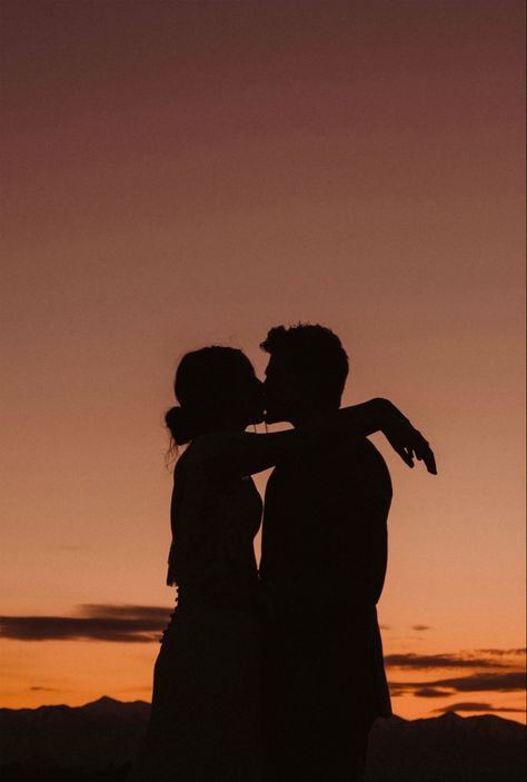 Soulmate Photos, Couple Shadow Pic, Kindred Spirit Aesthetic, Lover Shadow Couple, Lovers Shadow Couple, Cute Love Couple Images Shadow, Couple Silhouette Photography Romantic, Couple Under The Moonlight Aesthetic, Couple Silhouette