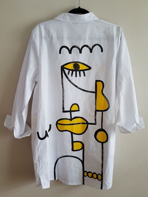 Upcycling, Painted Clothes Diy Shirts, Painted Shirt Ideas, T Shirt Painting Ideas, Shirt Painting Ideas, Painting Shirts, Clothing Painting, Painted Shirt, Paint Shirt