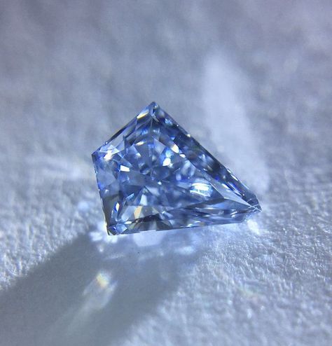 Blue Diamond Jewelry, Blue Stones Jewelry, Light Blue Aesthetic, Pink Diamonds, Pretty Rocks, Blue Pin, Blue Gems, Minerals And Gemstones, Fancy Color Diamonds