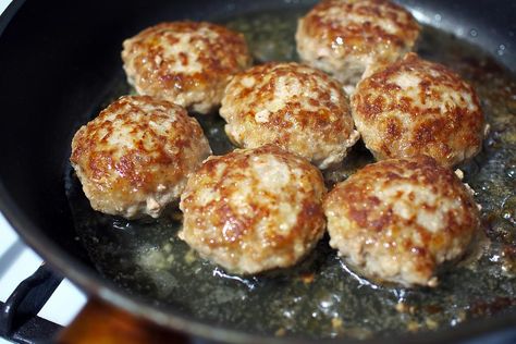 The Juiciest Pork Breakfast Sausage Patties Recipe Ever (You'll Be Surprised Why!) | Breakfast | 30Seconds Food Pork Breakfast Sausage Recipes, Breakfast Egg Casserole Recipes, Pork Breakfast Sausage, Homemade Breakfast Sausage, Breakfast Sausage Recipes, German Sausage, Sausage Patties, Baking Measurements, Patties Recipe