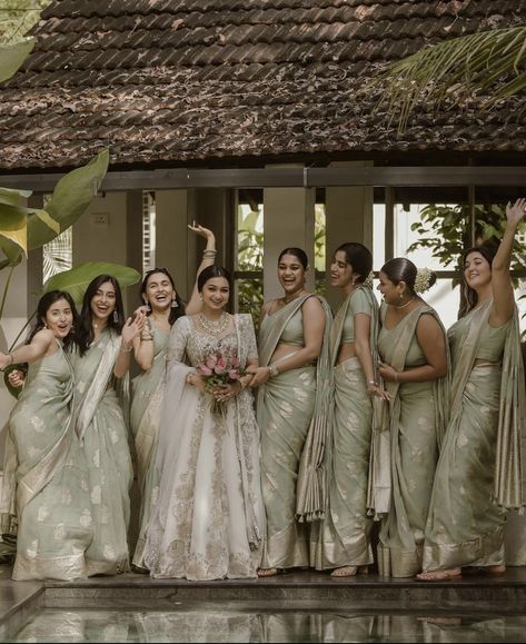 Kerala Bridesmaid Saree, Kerala Christian Wedding Family Photos, Christian Kerala Wedding, Family Photo Outfits Indian, Indian Wedding Family Photos, South Indian Bridesmaids Outfits, Sangeet Poses, Glam Family Photos, Hindu Christian Wedding