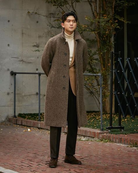 Green Coat Outfit Men, Brown Coat Outfit Men, Coat Outfit Men, Green Coat Outfit, Brown Coat Outfit, Herringbone Overcoat, Inspi Outfit, Herringbone Coat, Men Coat