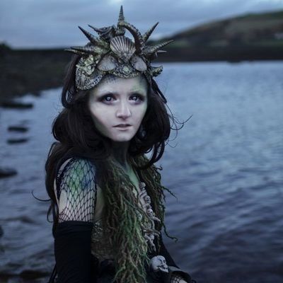 sea witch - Google Search Avant Garde, Dryad Costume, Mythology Costumes, Witch Aesthetic Outfit, Siren Costume, Evil Mermaids, Blonde Halloween Costumes, Handmade Halloween Costumes, Girl Group Costumes