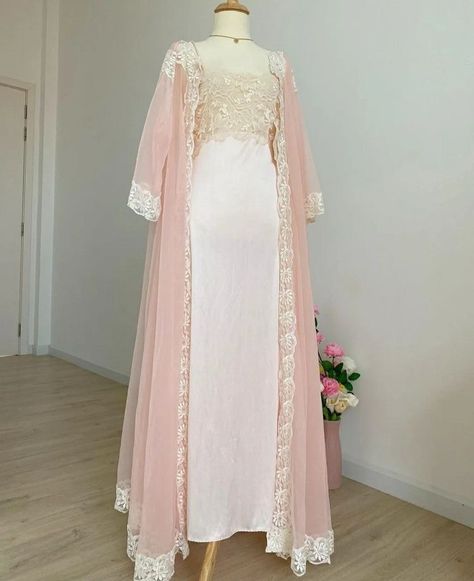 Princess Gown Royalty Medieval, Fantasy Nightgown Princesses, Medieval Nightgown Princesses, Fairytale Nightgown, Bridgerton Nightgown, Anime Royalty Outfits, Fairytale Dress Medieval, Regency Nightgown, Historical Dresses Medieval