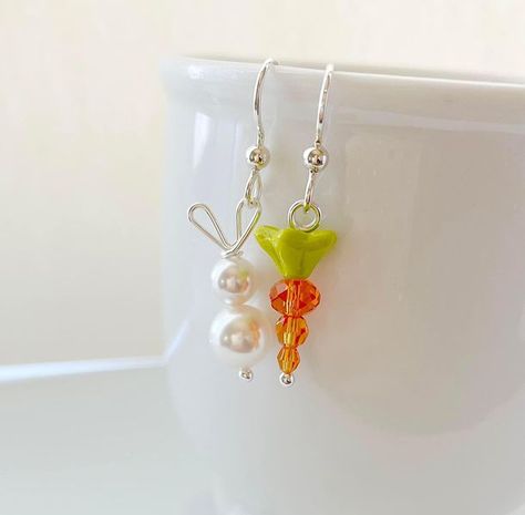 Crafty Fun Group | Bunny & carrot earrings I made🐰🥕💕 | Facebook Diy Easter Earrings, Carrot Jewelry, Holiday Jewelry Ideas, Carrot Earrings, Small Bunny, Bunny Jewelry, Bunny Carrot, Earrings Diy Handmade, Beaded Jewelry Earrings