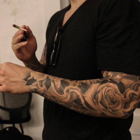 Arm Tattoos For Guys Forearm, Underarm Tattoo, Tattoo Homme, Full Hand Tattoo, Half Sleeve Tattoos Forearm, Rose Tattoo Sleeve, Half Sleeve Tattoos Drawings, Rose Tattoos For Men, Skull Sleeve Tattoos