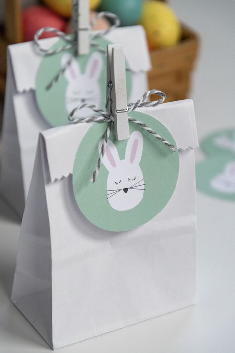 Easter Bunny Free Printable Gift Tags. DIY Easter treat bags to fill with candy. #easterprintables #eastergifttags #freeprintables #easterfavors Easter Treat Bags For Church, How To Make Goodie Bags Diy, Easter Brown Bag Ideas, Easter Giveaway Ideas, Easter Gift Bags Diy, Easter Gift Wrapping Ideas, Easter Bags Ideas, Easter Package Ideas, Easter Favors For Adults