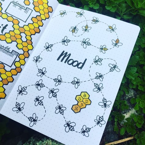 Great bee theme for a mood tracker for a bullet journal #moodtracker #bulletjournal #bujotracker #honeybee Journal Mood Tracker Ideas, Mood Tracker Ideas, Bullet Journal Calendrier, Journal D'inspiration, Bullet Journal Mood Tracker, Journal Mood Tracker, Minimalist Bullet Journal, Tracker Ideas, Bee Drawing