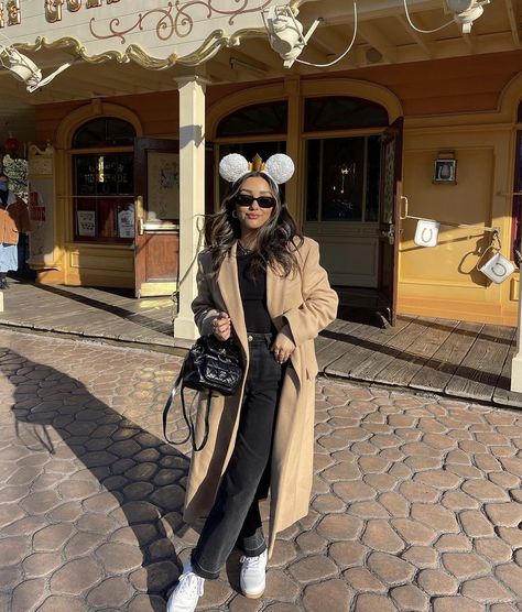 Disneyland Ootd Fall, Cold Day Disneyland Outfit, Disneyland Outfits Paris, Tokyo Disneyland Winter Outfit, Disney Paris Outfits Autumn, Disney Cold Outfit, Cold Theme Park Outfit, Disney Outfits Winter Women, Disneyland Outfits Cold