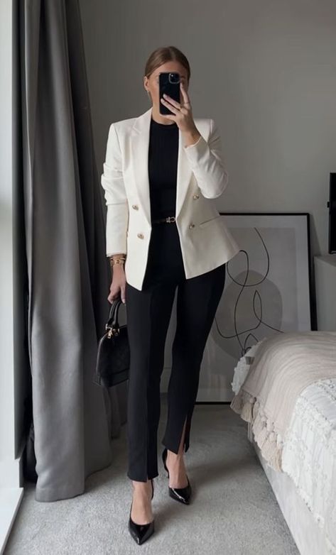 20+ Stunning Female Casual Office Outfits Perfect For 2024 12 Classy Black Outfits, Networking Event Outfit, Event Outfit Ideas, Interview Outfits Women, Interview Attire, Meeting Outfit, Business Casual Outfits For Work, Summer Trends Outfits, Business Outfits Women