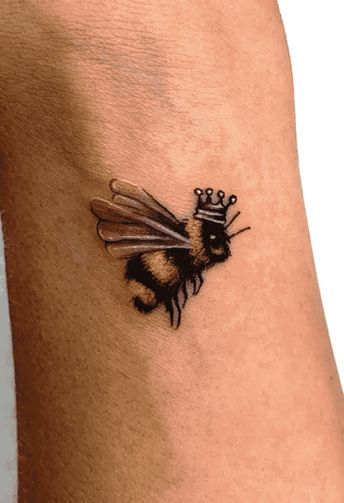 Tattoo Ideas Bee, Cute Bee Tattoo, Bee Tattoo Design, Bee Tattoo Ideas, Queen Bee Tattoo, Bee Tattoos, Honey Bee Tattoo, 42 Tattoo, Bumble Bee Tattoo