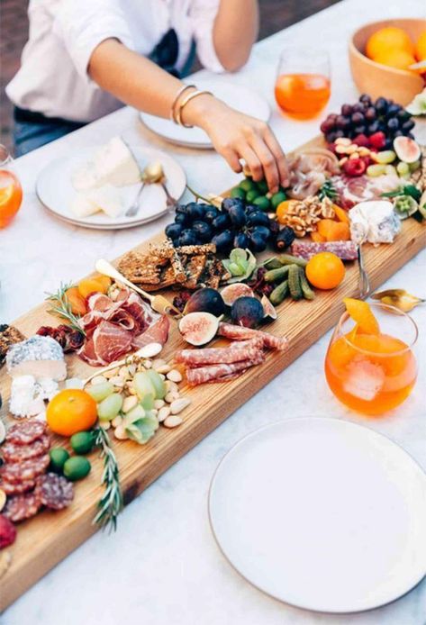 7 Corporate Teambuilding Ideas that You’ll Actually Want to Do | For the Foodies: Cheese Board Styling | Photo: Mint Collective Wedding Food Table, Wedding Buffet Food, Wedding Food Menu, Fest Mad, Italian Dinner Party, God Mad, Dinner Party Table, Wedding Buffet, Italian Dinner