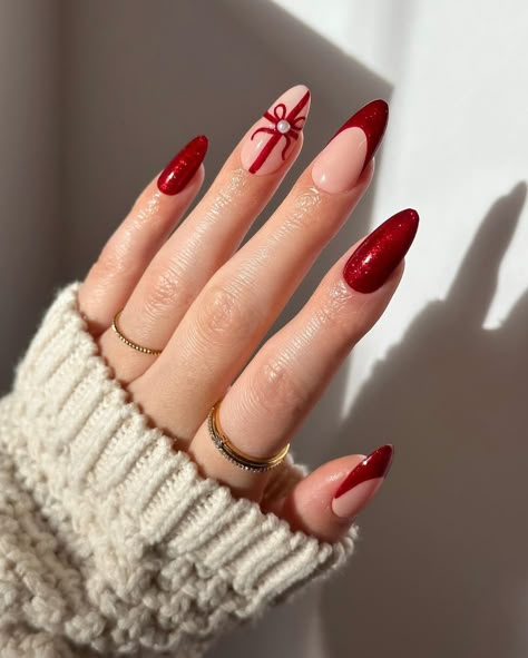 Trendy Nails Ideas Christmas, Christmas Round Nails, Red Nails Ideas Christmas, Holiday Nails Inspiration, Trendy Christmas Nails 2023, Noel Nail Art, Christmas Nails Round, Christmas Eve Nails, Red Nails Trendy