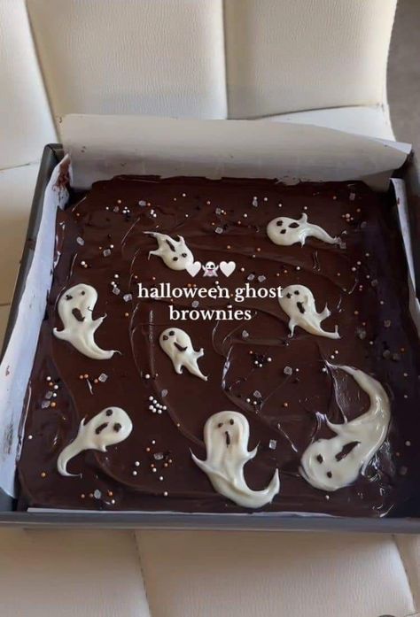 Ghost Brownies, Halloween Sleepover, Helloween Wallpaper, Halloween Breakfast, Halloween Movie Night, Halloween Food Treats, Halloween Baking, Halloween Desserts, Halloween Snacks