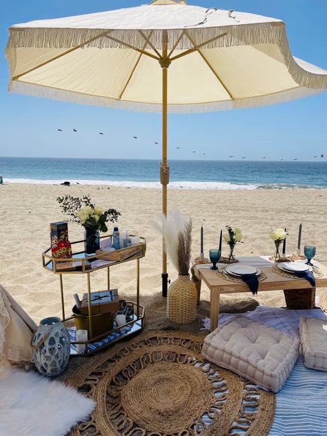 Picnic Astethic, Beach Set Up, Beach Barbeque, Beach Bday, Patio Balcony Ideas, Picnic Bar, Outdoor Beach Decor, Thai Beach, Hens Party Themes