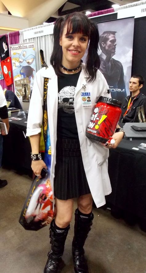 50 Wonderful Comic Con Costumes From 2012 - Neatorama Comicon Costume Women Diy, Comicon Costume Women Cosplay, Geek Halloween Costumes, Comicon Outfits Women, Cool Cosplay Ideas Women, Comiccon Costume Ideas Women, Quick Cosplay Ideas, Costume Ideas Cartoon, Comicon Costume Ideas