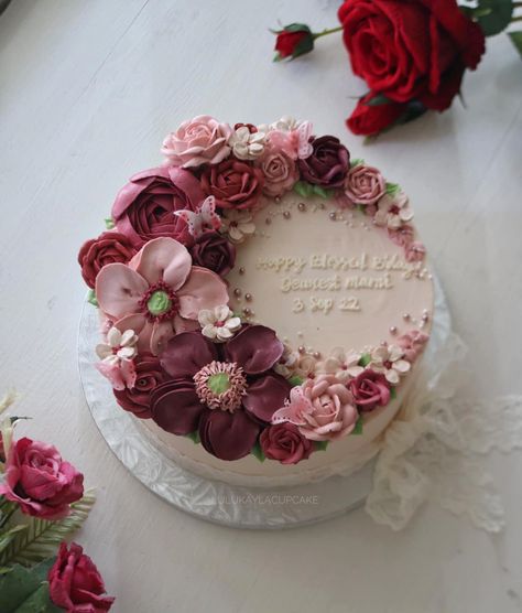 Mothersday Cake Ideas, Round Cake With Flowers, Floral Heart Cake, Floral Cake Design Birthday, Cake Decoration With Flowers, Mother Birthday Cake, Floral Cake Design, Flower Cake Design, Cake Decorating Flowers