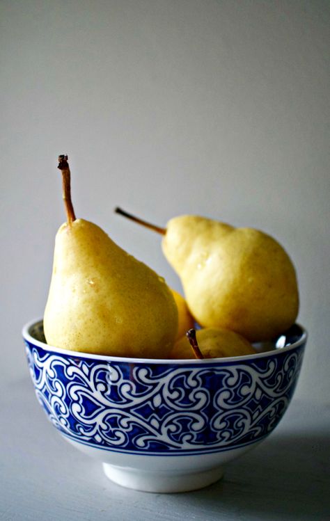 Photos Of Pears, Pears Photography, Still Life Vegetables, Fruits Composition, Pear Photography, Lemon Pictures, Fruit Still Life, Still Life Pictures, Studying Food