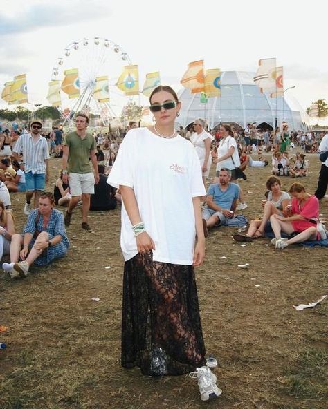 Pessoa em festival ao ar livre, usando camiseta branca oversized, saia preta de renda transparente e tênis esportivos. Acessório inclui óculos de sol pequenos e modernos. Looks Adidas, Festival Inspo, Look Festival, Fest Outfits, Music Festival Outfits, Coachella Outfit, Sleep Better, Festival Looks, Mode Inspo