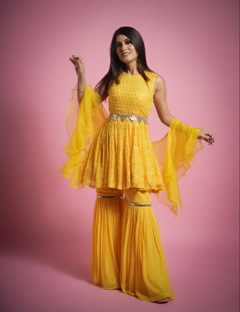 Unique Haldi Outfits For Bride Pakistani, Yellow Outfit Ideas For Haldi, Haldi Drees Desgin, Simple Haldi Dress Ideas For Sisters, Yellow Haldi Outfit For Sister, Yellow Sharara Suits For Haldi, Yellow Dresses For Haldi, Haldi Ceremony Outfit For Sister Yellow, Haldi Function Dress For Sister